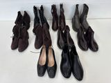 Plusieurs paires de chaussures sont alignées sur une surface blanche