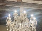 un lustre en cristal suspendu au plafond d'une pièce