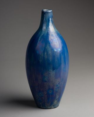 un vase bleu posé sur une table