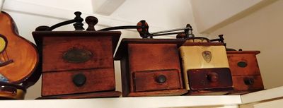 une étagère sur laquelle se trouvent une guitare, un étui à guitare et d'autres objets