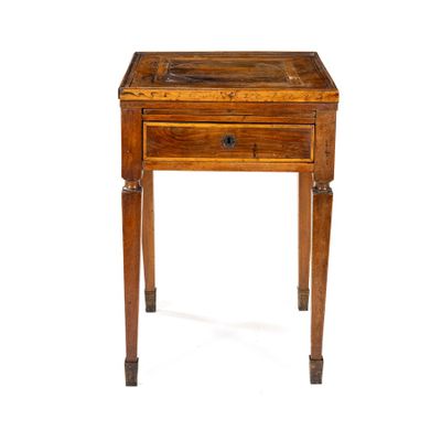 l'image d'une petite table en bois munie d'un tiroir