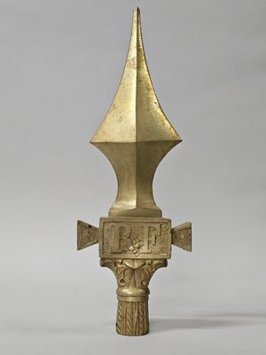 une image représentant un objet métallique doré orné d'une croix