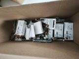une boîte en carton remplie de composants électroniques divers