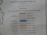 une carte accrochée au mur d'un immeuble, sur laquelle figurent des informations