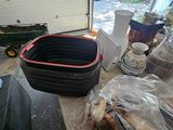 de nombreux sacs de nourriture posés sur une table dans un garage