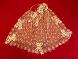 une robe rouge et blanche posée sur un fond rouge