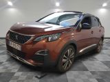 Une voiture marron est garée sur un sol à damier dans un garage.