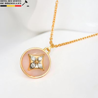collier plaqué or orné de pierres roses et blanches, monté sur une chaîne en or