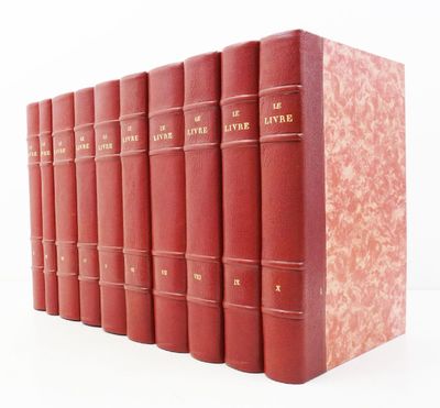 six livres rouges alignés sur une surface blanche