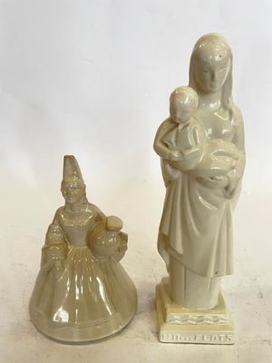 deux figurines représentant une femme tenant un bébé dans ses bras