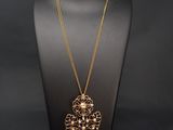 un mannequin noir portant un collier en or