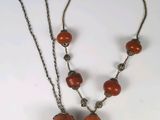 gros plan d'un collier et de boucles d'oreilles sur une surface blanche