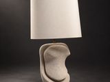 une lampe de table blanche surmontée d'un abat-jour blanc