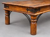 une photo d'une table en bois avec des pieds en fer