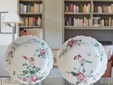 deux assiettes posées sur une table devant une bibliothèque