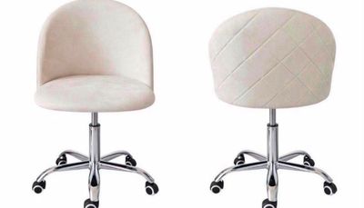 deux chaises blanches équipées de roulettes chromées et d'un dossier rembourré matelassé
