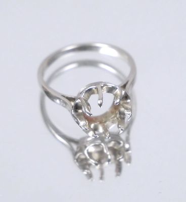 sterling silver ring with a pearl in the middle of the ring