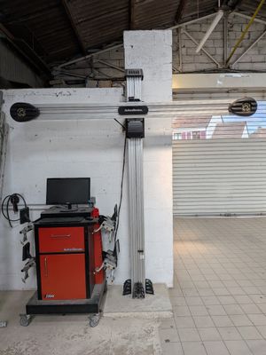une photo d'un garage avec un ordinateur portable posé sur un support