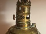 une lampe posée sur une table dans une pièce