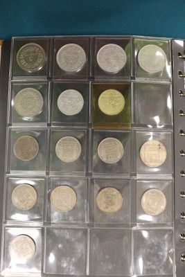 une photo d'un livre contenant beaucoup de pièces de monnaie