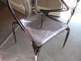une chaise en plastique transparent posée devant un radiateur