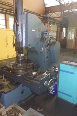 une machine qui se trouve à l'intérieur d'un bâtiment