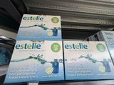 Trois boîtes d'Estelle sont empilées sur une étagère dans un magasin