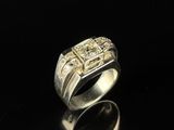 gros plan d'une bague en argent sur une surface noire