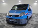 la photo d'une camionnette bleue garée dans un garage
