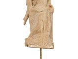 statue d'un ange assis sur un socle, sur fond blanc
