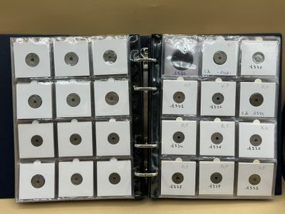 Un classeur contenant environ 200 pièces de monnaie français…