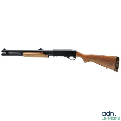 un fusil de chasse avec une crosse et un canon en bois