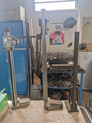 une machine posée sur une table dans une pièce