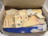 une boîte en carton remplie de vieilles lettres et d'enveloppes