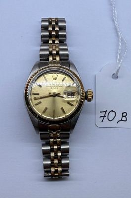 une photo d'une montre à laquelle est accrochée une étiquette de prix