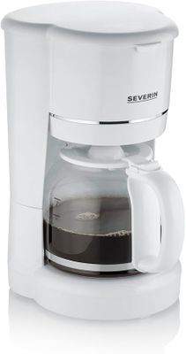 La cafetière est blanche et est équipée d'une carafe en verre.