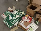 une pile de boîtes posées sur le sol