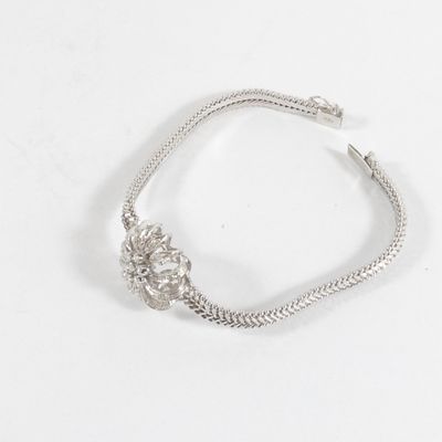 bracelet plaqué argent orné d'un motif floral sur fond blanc