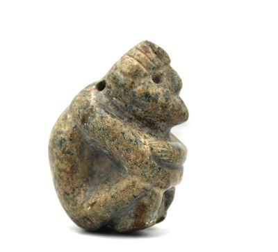 Idole anthropomorphe représentant un personnage assis dans u…