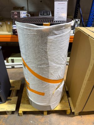 beaucoup de cartons sur les palettes dans l'entrepôt