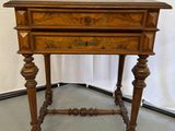 une vieille table en bois surmontée d'un tiroir