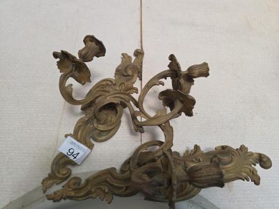 une horloge en or posée sur un socle, avec une étiquette de prix dessus