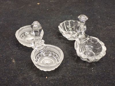 trois plats en verre posés sur une surface noire