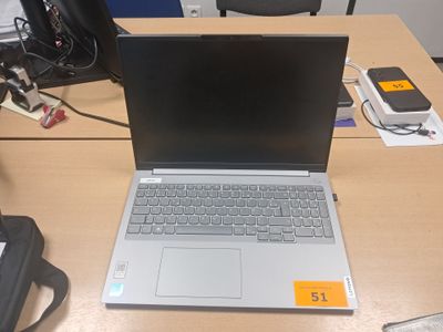 un ordinateur portable posé sur un bureau dans une pièce