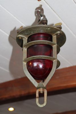 une lampe rouge suspendue au plafond d'un restaurant