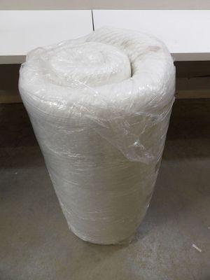 un grand rouleau de plastique enroulé autour d'une table blanche
