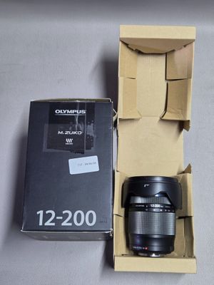 une boîte contenant un objectif d'appareil photo et une boîte contenant un objectif d'appareil photo