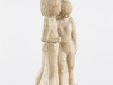 figurine représentant un couple s'embrassant sur une souche d'arbre