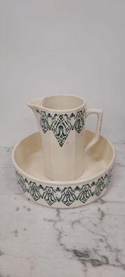 une image représentant une tasse et une soucoupe posées sur un plan de travail en marbre