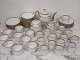 un grand nombre de tasses et de soucoupes sur une table